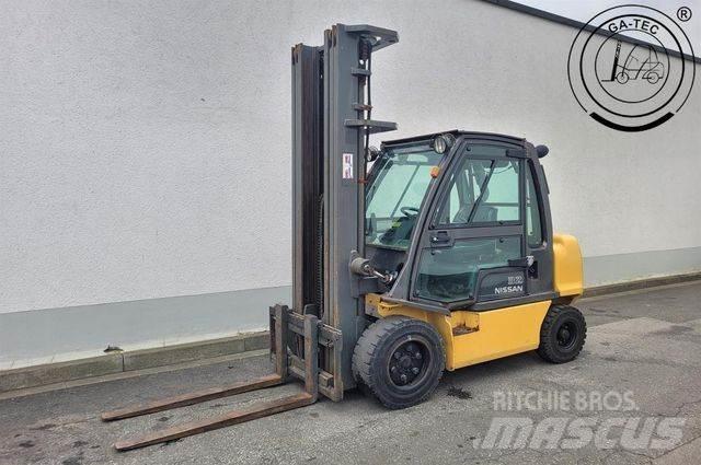 Nissan YG1D2A320 Дизелови камиони