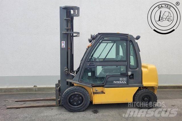 Nissan YG1D2A320 Дизелови камиони