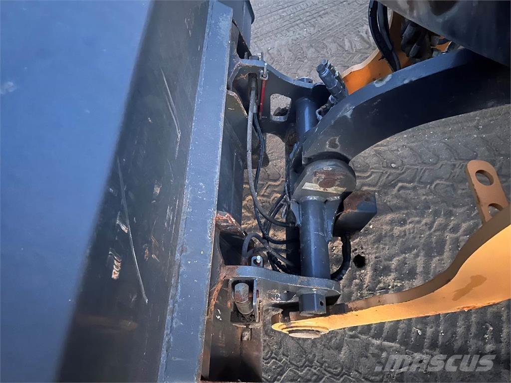 CASE 321F Колесни товарачи