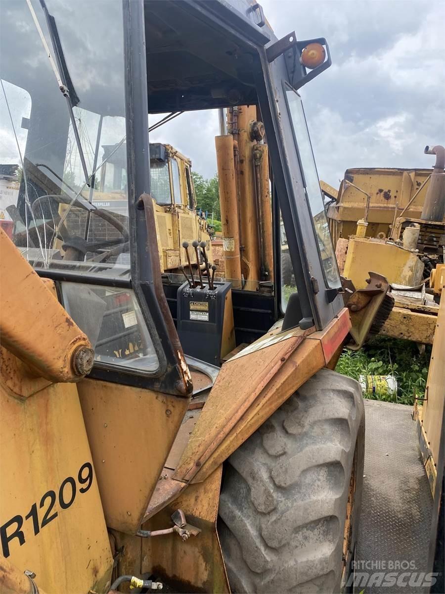 CASE 580D Товарач със заден ексватор