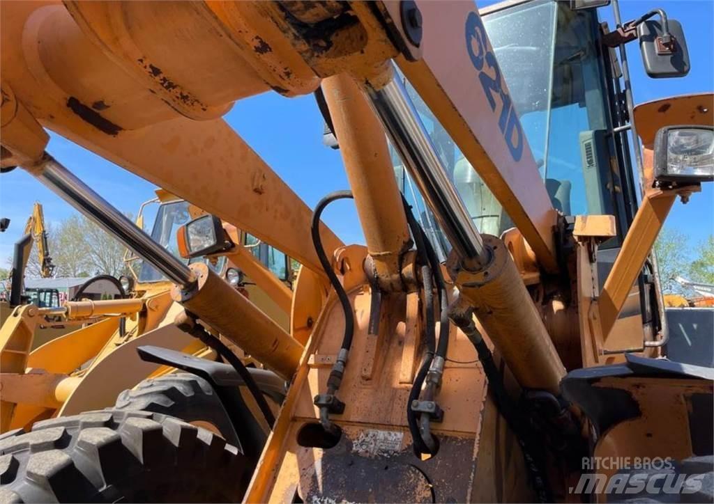 CASE 621D Колесни товарачи