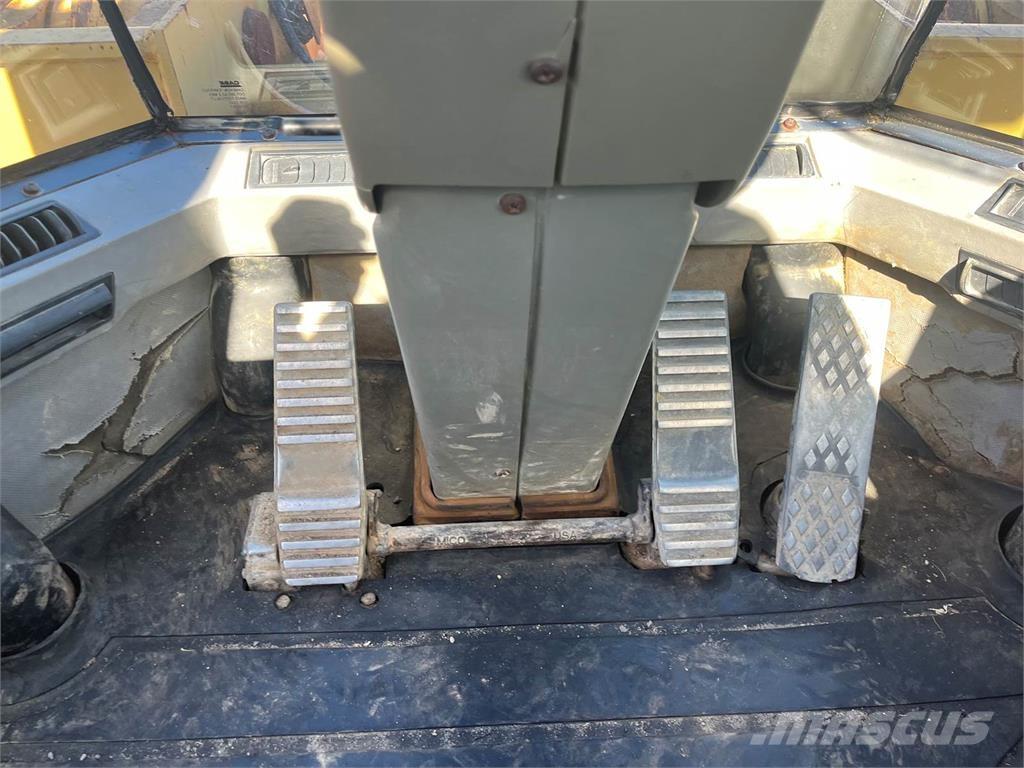 CASE 821C Колесни товарачи