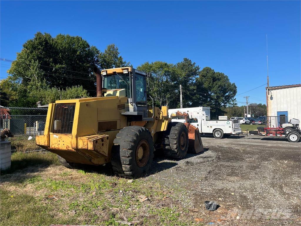 CASE 821C Колесни товарачи