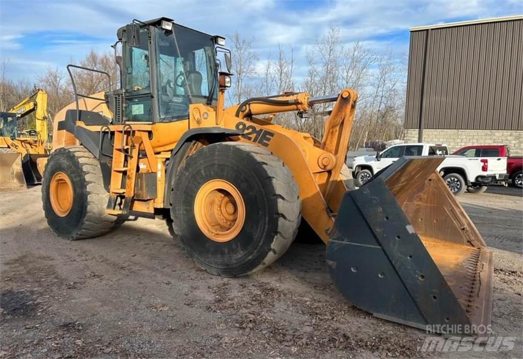 CASE 921E Колесни товарачи