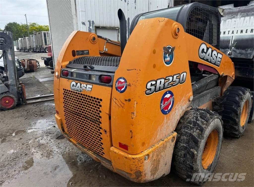 CASE SR250 Мини товарачи
