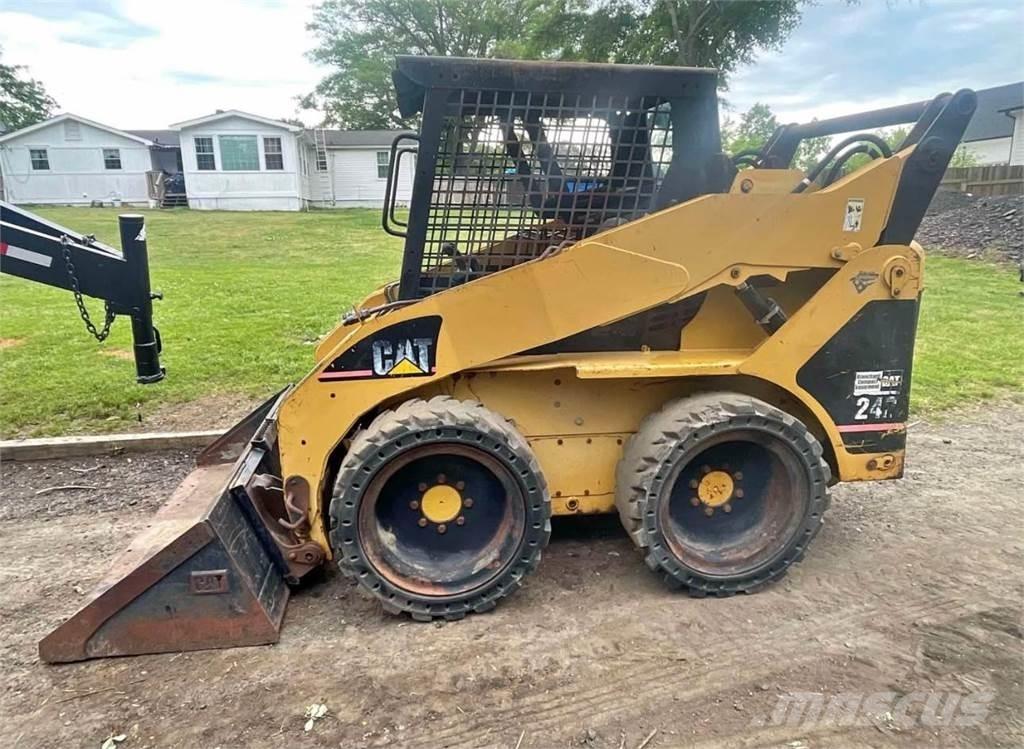 CAT 242 Мини товарачи
