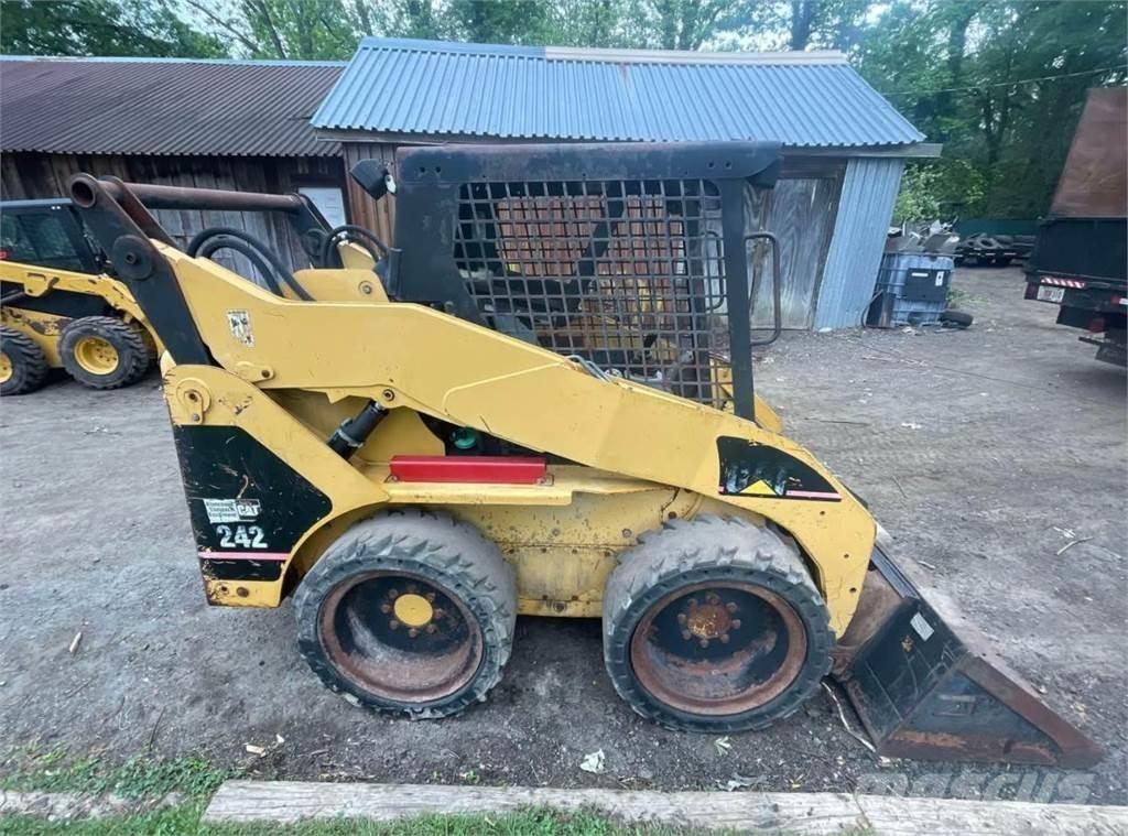 CAT 242 Мини товарачи
