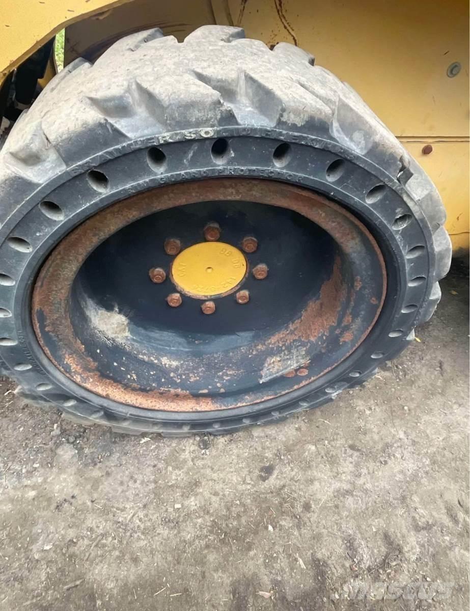 CAT 242 Мини товарачи
