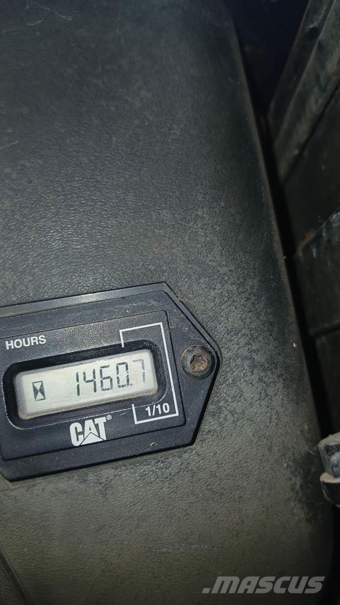 CAT 242 Мини товарачи
