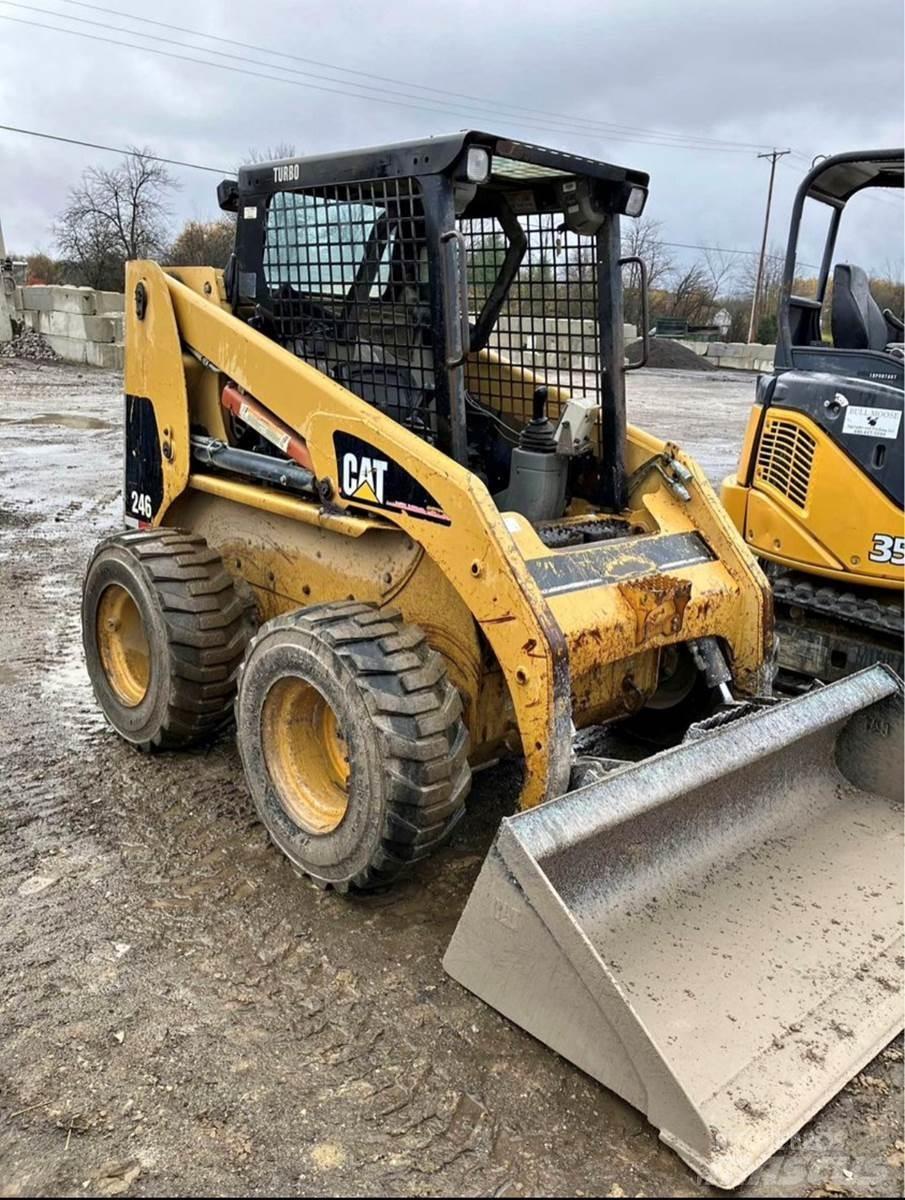 CAT 246 Мини товарачи
