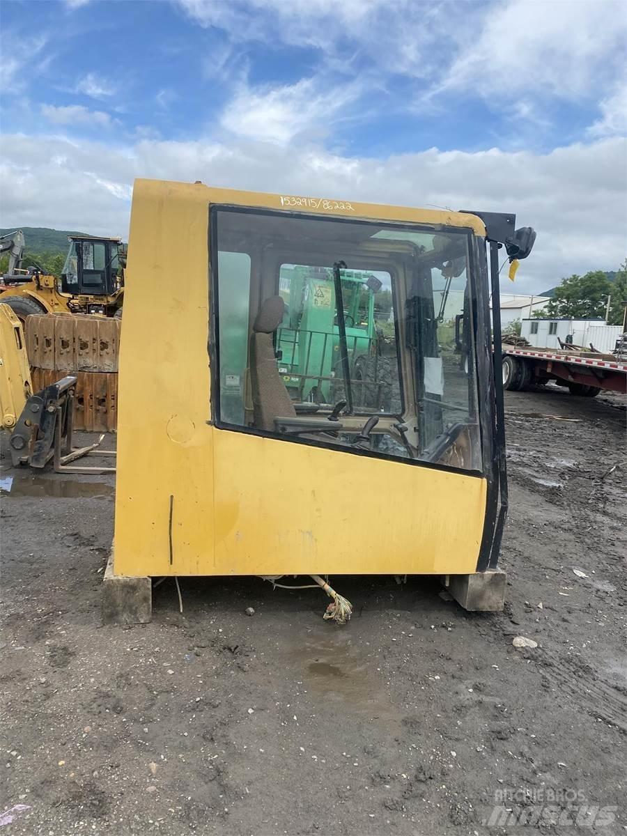 CAT 365 Кабина