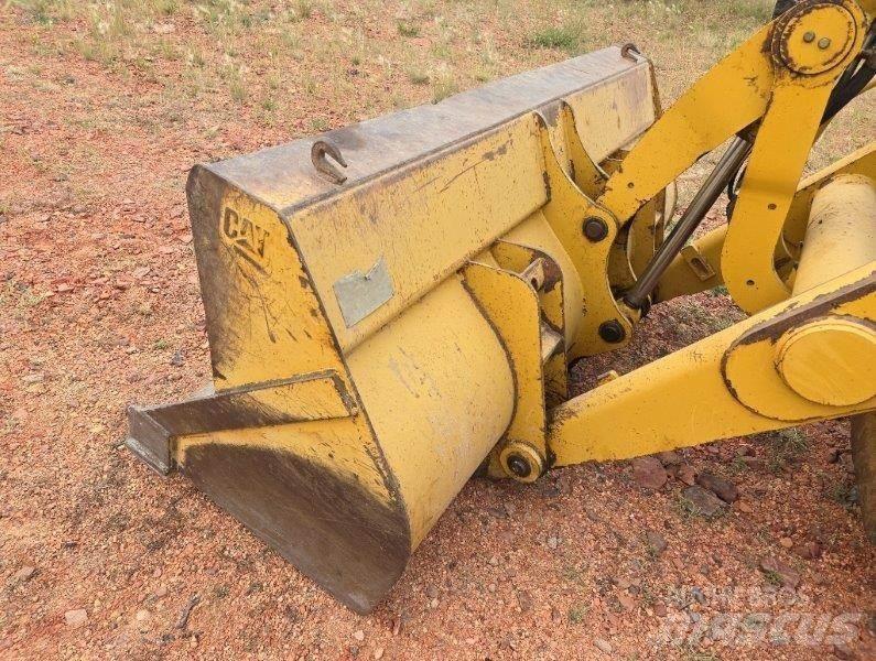 CAT 420D Товарач със заден ексватор