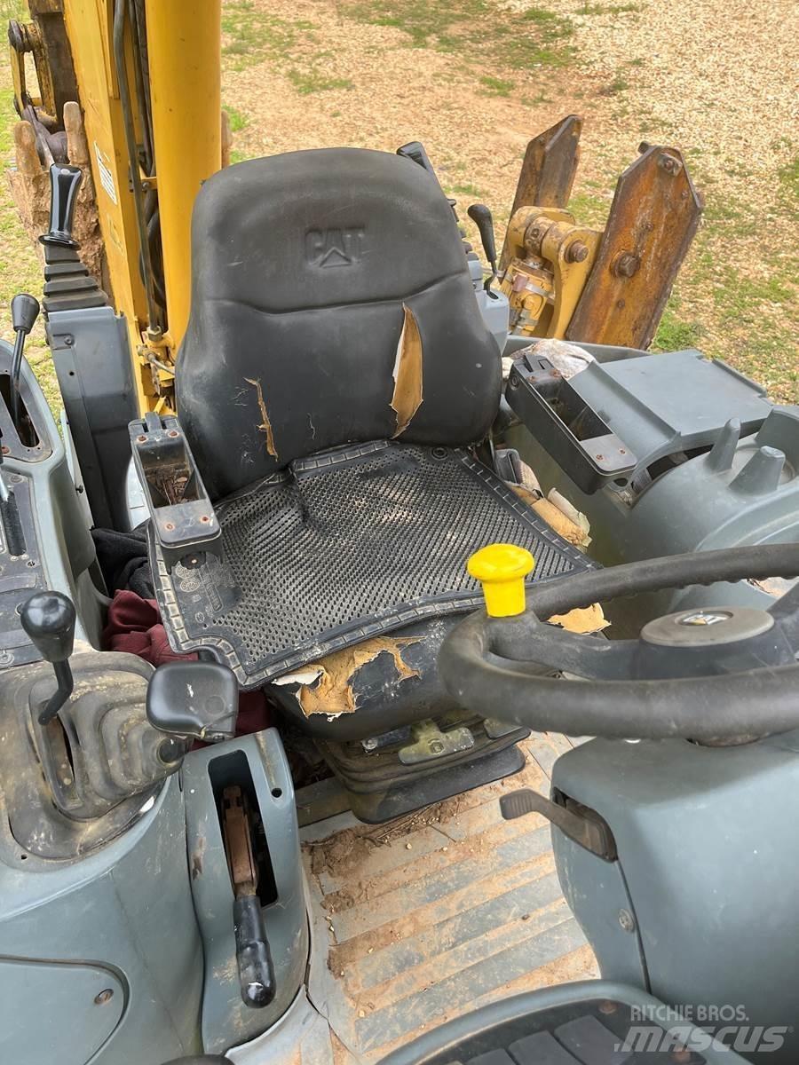 CAT 420D Товарач със заден ексватор