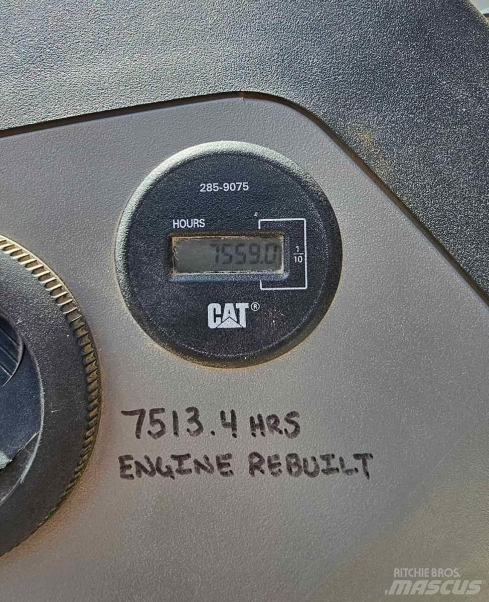 CAT 420E Товарач със заден ексватор