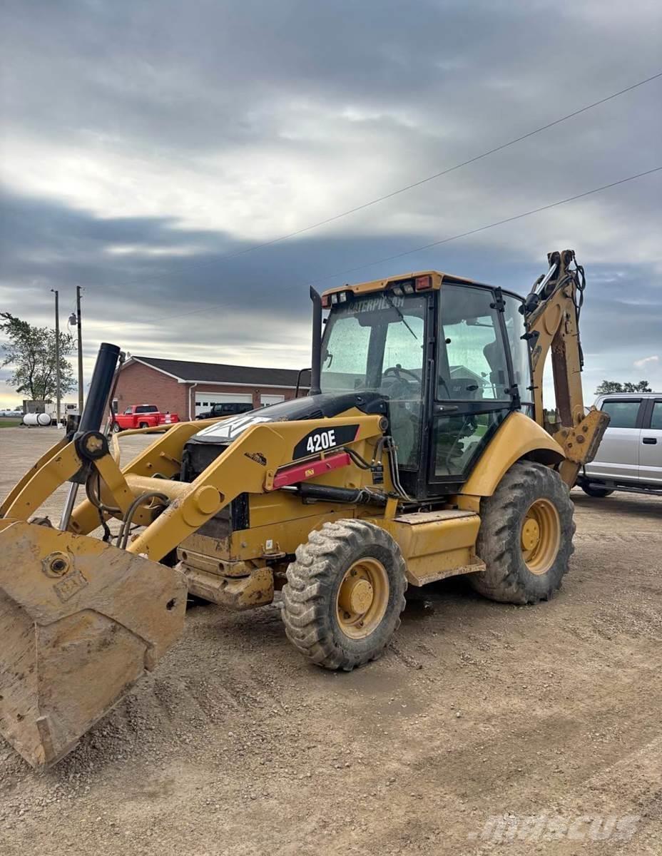 CAT 420E Товарач със заден ексватор