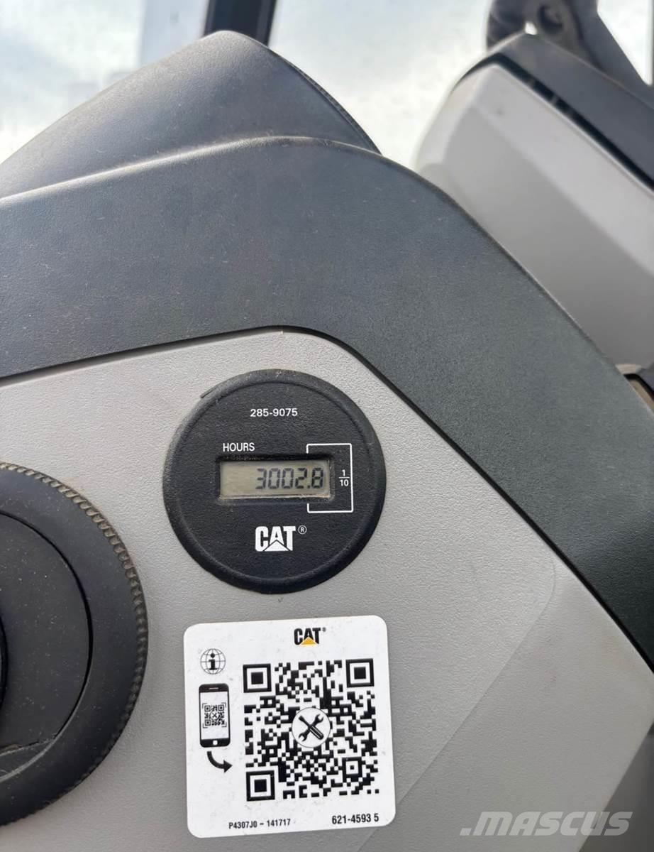 CAT 420E Товарач със заден ексватор