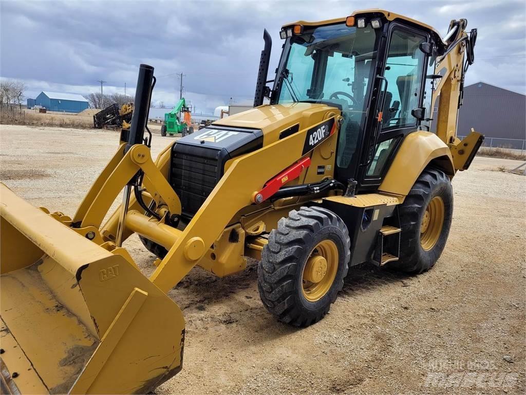 CAT 420F2 Товарач със заден ексватор