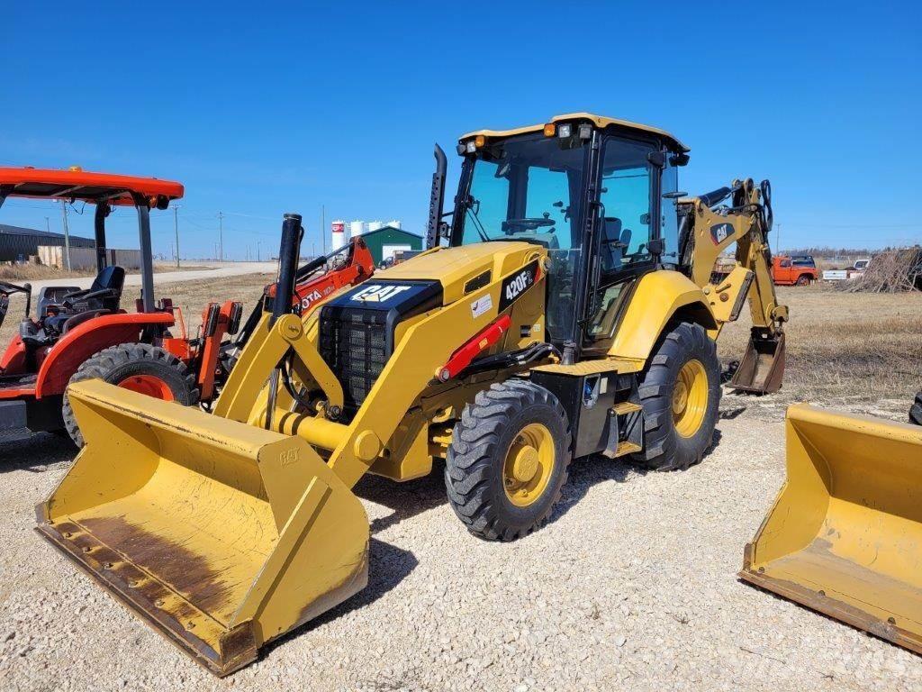 CAT 420F2 Товарач със заден ексватор
