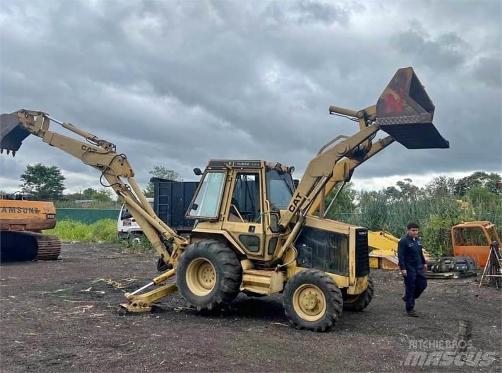 CAT 426 Товарач със заден ексватор