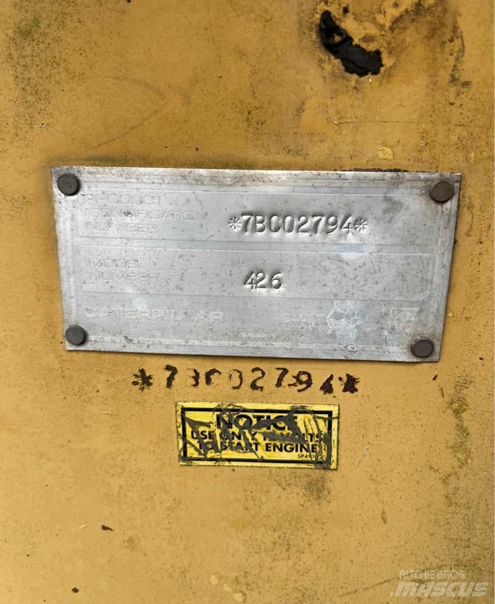 CAT 426 Товарач със заден ексватор