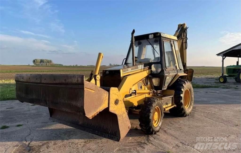 CAT 426B Товарач със заден ексватор