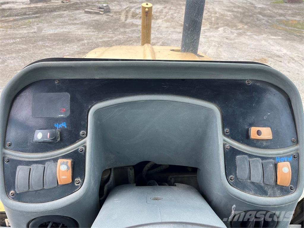 CAT 430D Товарач със заден ексватор