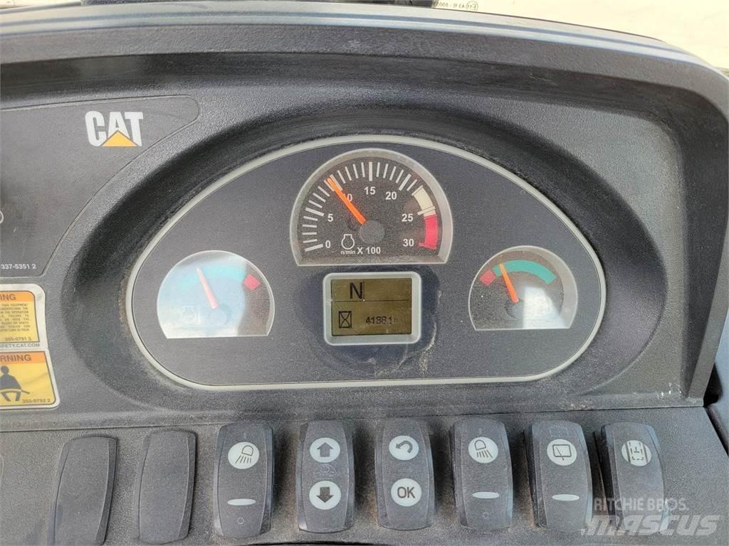 CAT 450F Товарач със заден ексватор