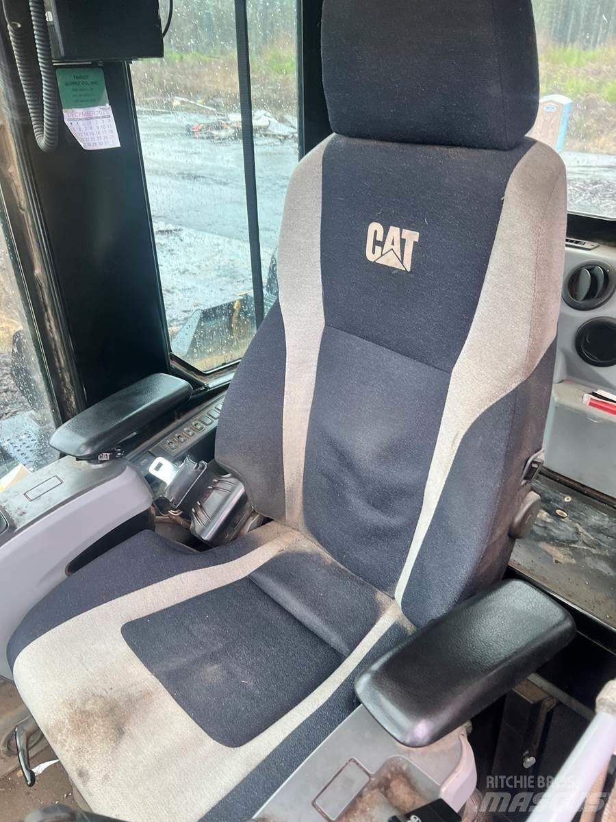 CAT 558LL Товарачи с наклонена стрела
