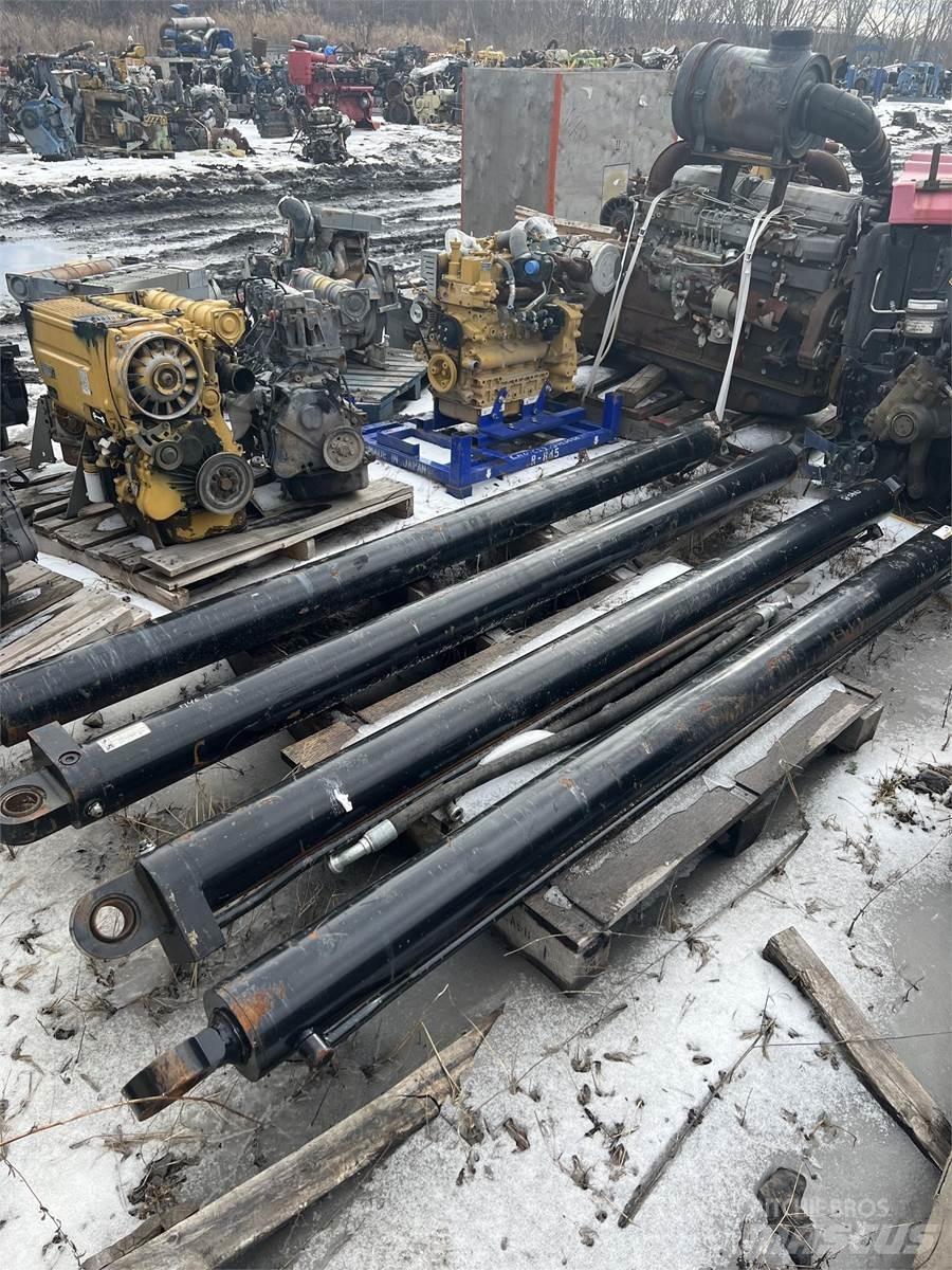 CAT 740B Части и оборудване за кранове
