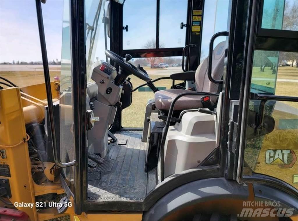CAT 903D Колесни товарачи
