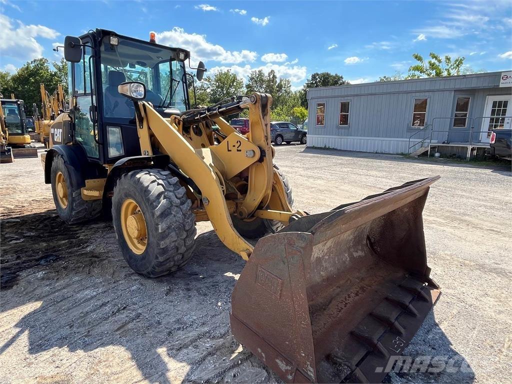 CAT 906 Колесни товарачи