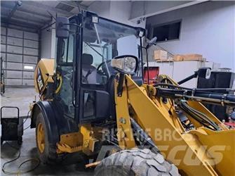 CAT 906H Колесни товарачи
