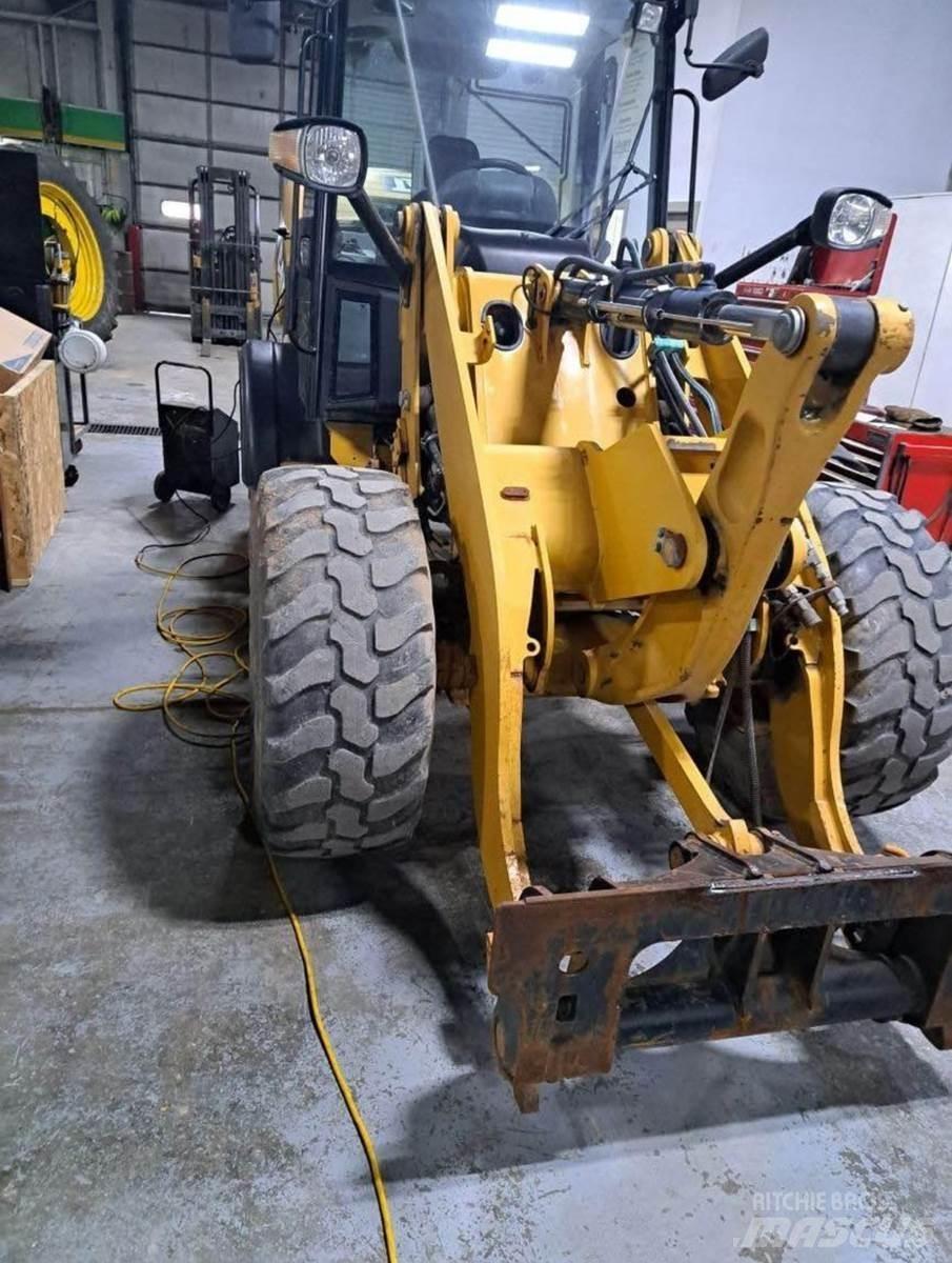 CAT 906H Колесни товарачи