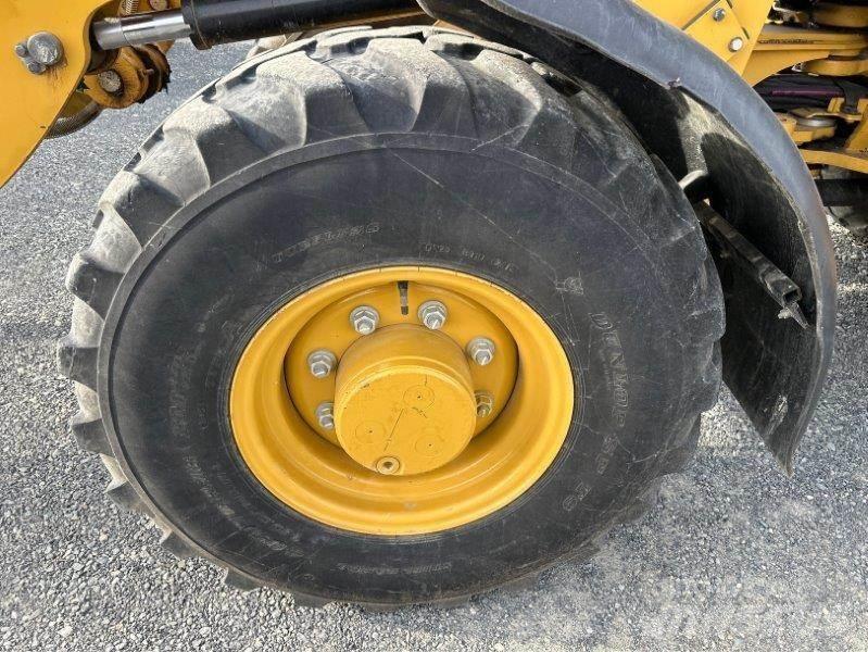CAT 906M Колесни товарачи