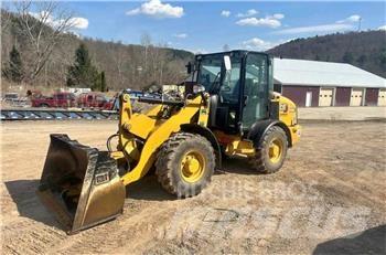 CAT 906M Колесни товарачи
