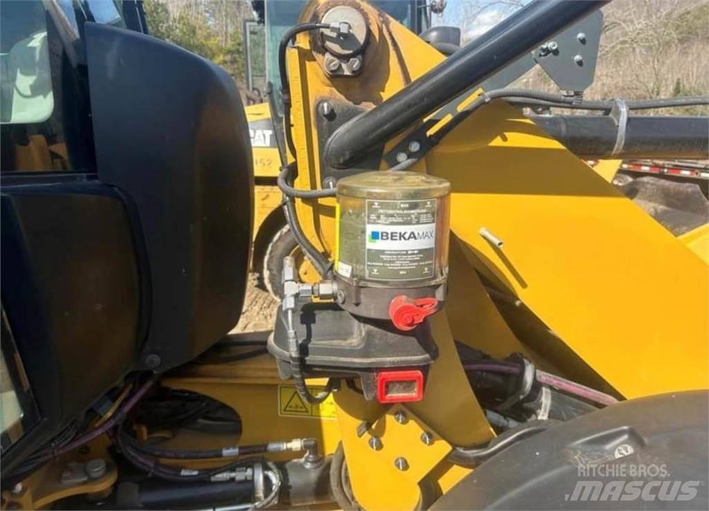 CAT 906M Колесни товарачи