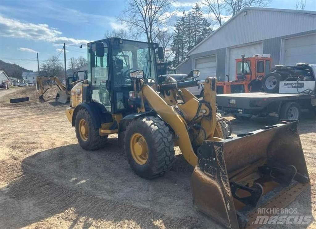 CAT 906M Колесни товарачи