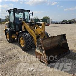 CAT 906M Колесни товарачи