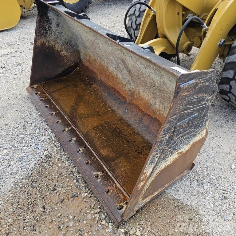 CAT 906M Колесни товарачи