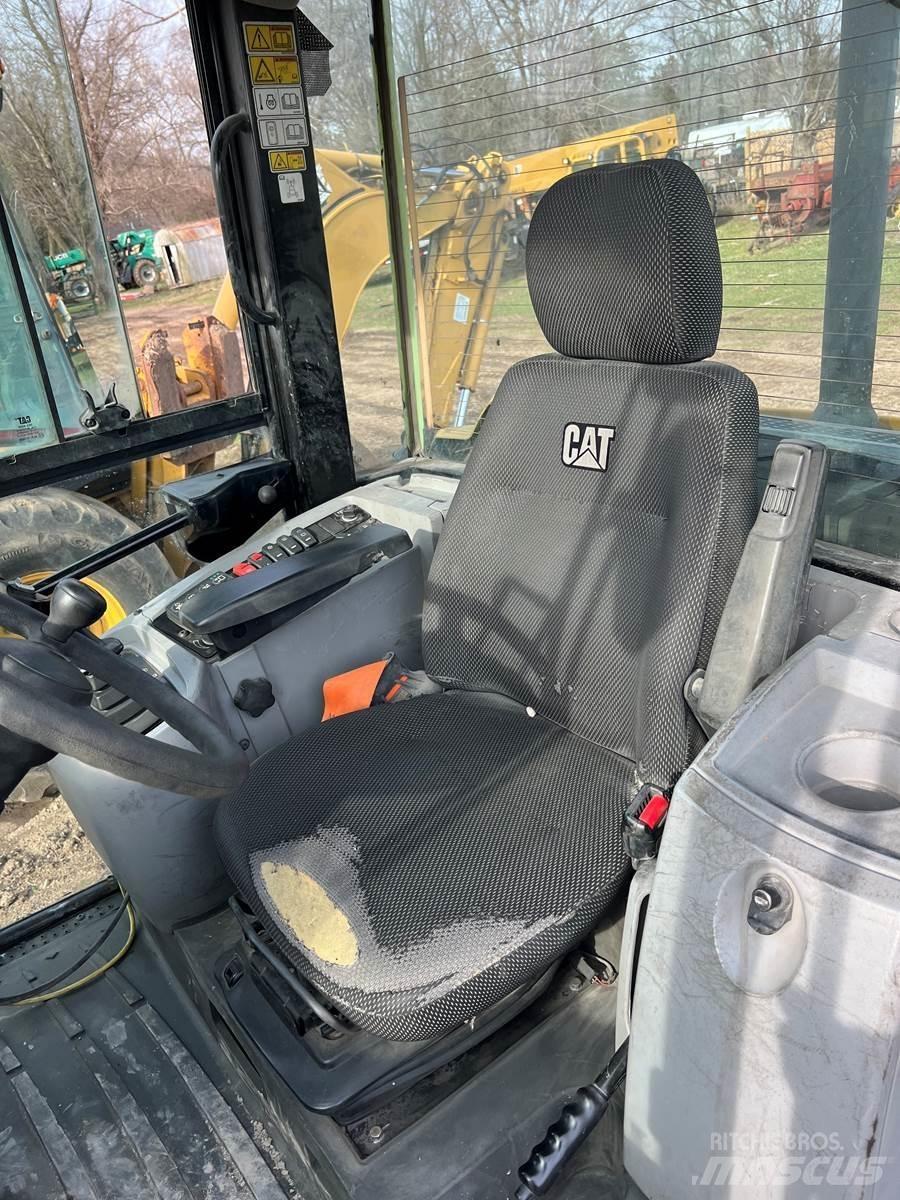 CAT 906M Колесни товарачи