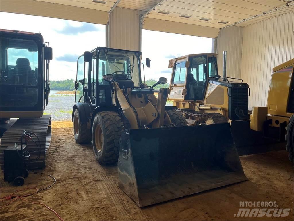 CAT 908M Колесни товарачи
