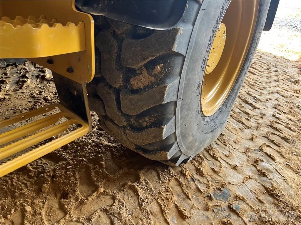 CAT 908M Колесни товарачи