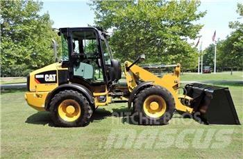 CAT 908M Колесни товарачи