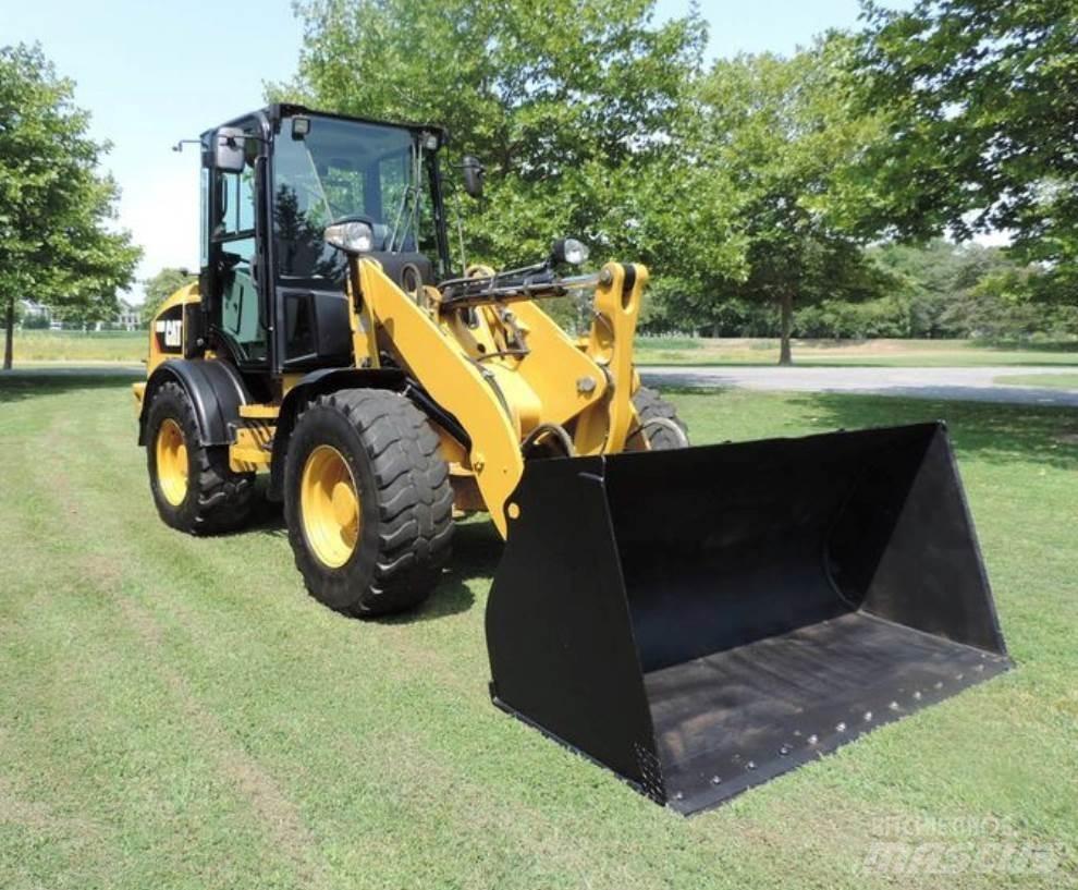 CAT 908M Колесни товарачи