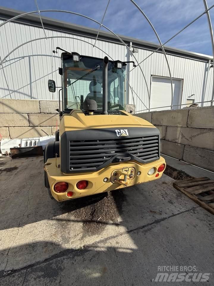 CAT 908M Колесни товарачи