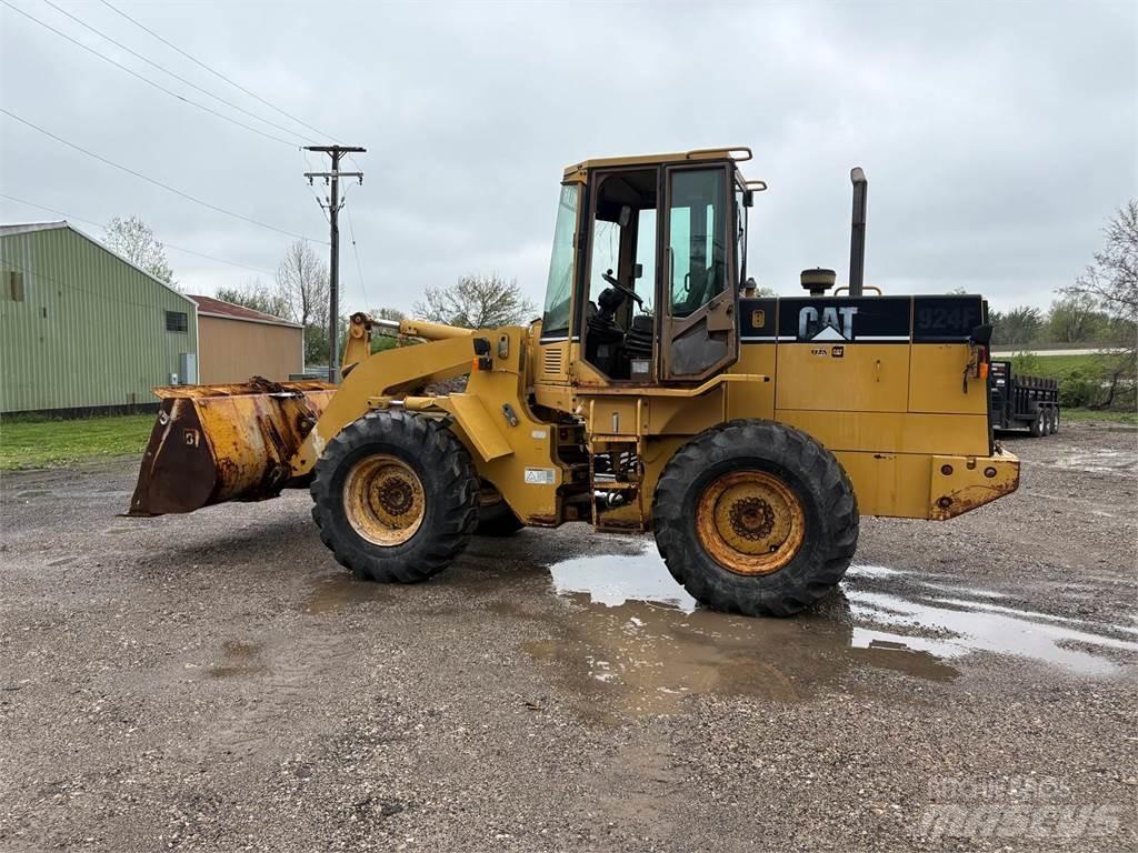 CAT 924F Колесни товарачи