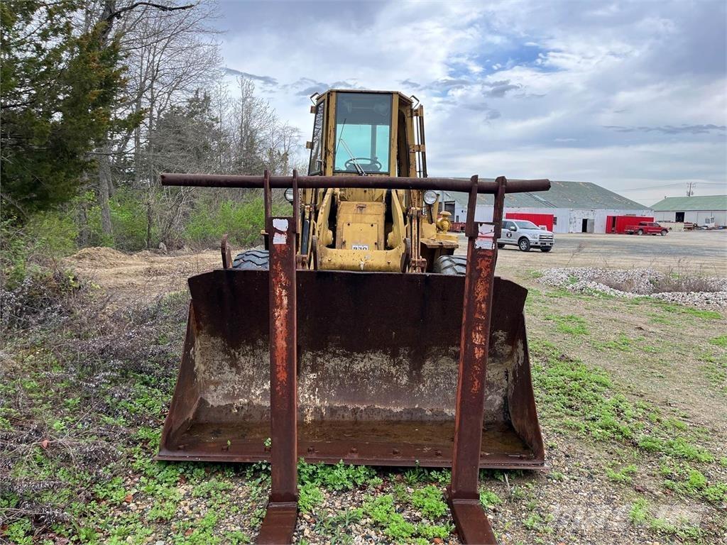 CAT 930 Колесни товарачи