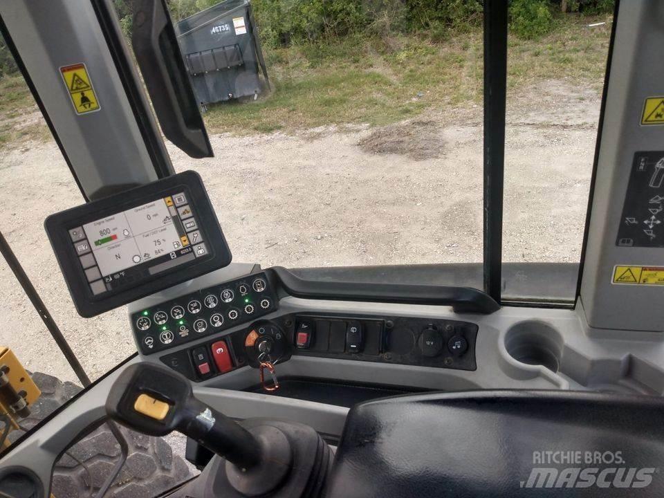 CAT 930M Колесни товарачи