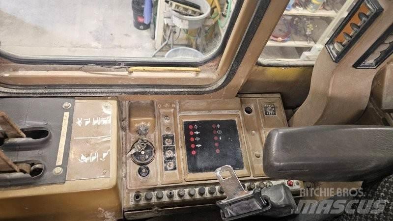 CAT 936F Колесни товарачи