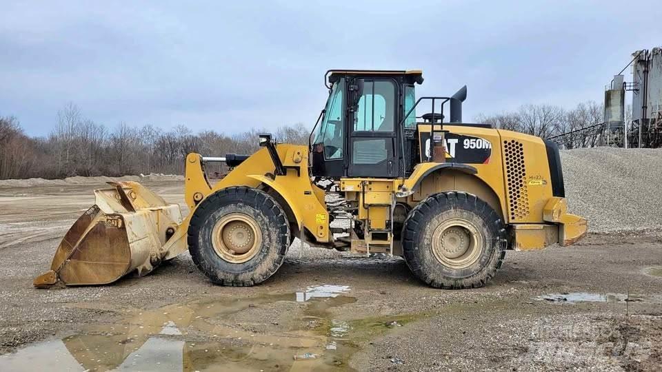 CAT 950M Колесни товарачи